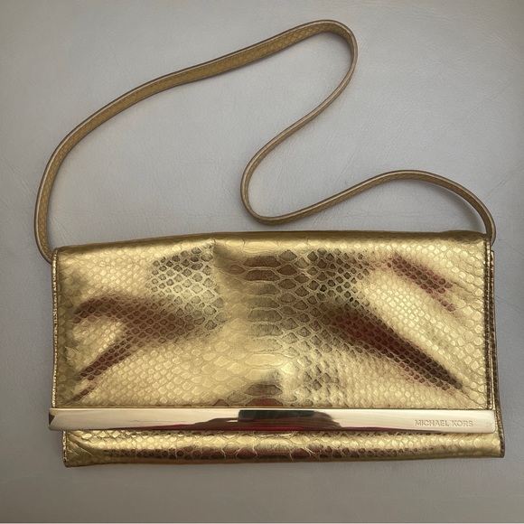 Michael Kors Gold Hand Bag
Magnetic Snap
Detachable Strap - Picture 1 of 14